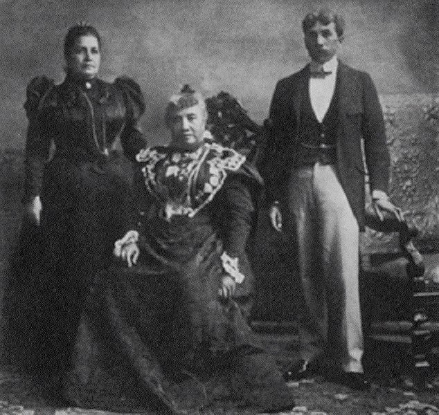 Queen Liliuokalani and Mrs. Kia Nahaolelua
